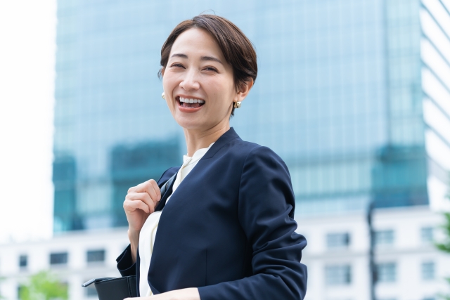 女性_スーツ_笑顔_ガッツポーズ.jpg